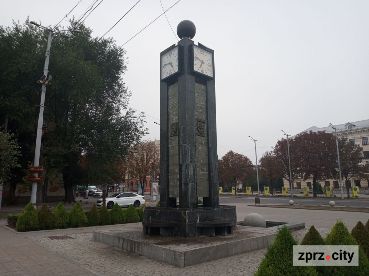 Сьогодні комунальники миють один з фонтанів в центрі Запоріжжя - фото