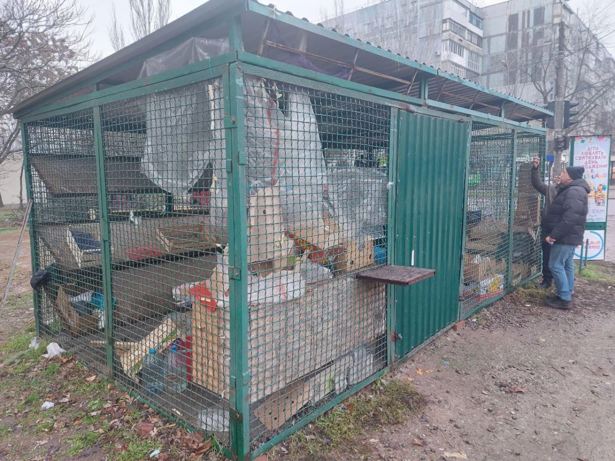 У спальному районі Запоріжжя прибрали незаконний овочевий кіоск - фото