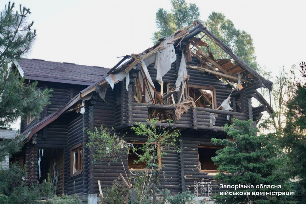 Будував своїми руками понад десять років - мешканець Запоріжжя втратив будинок внаслідок атаки дронів (відео)