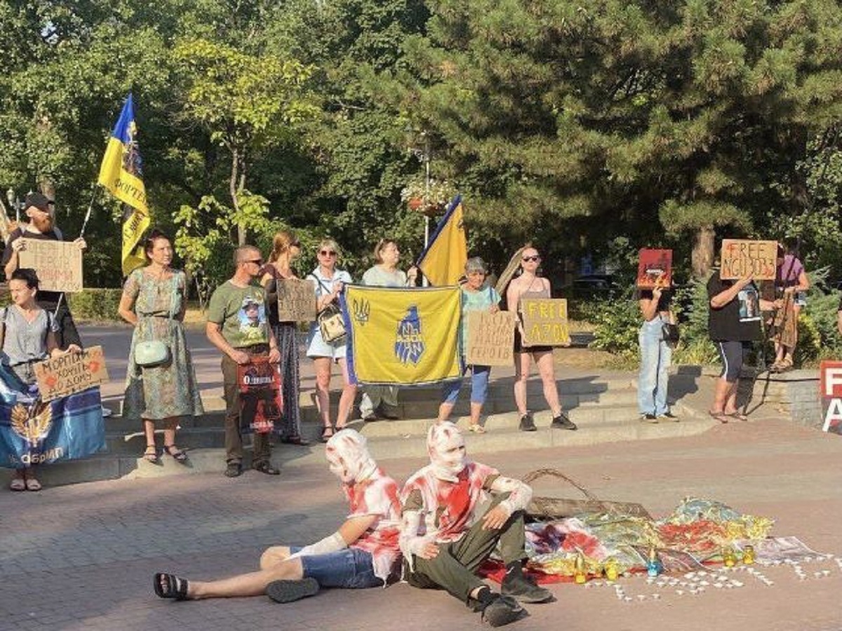 Пам'ятаємо Оленівку: у Запоріжжі загиблим військовополоненим присвятили автопробіг і перформанс (фото)