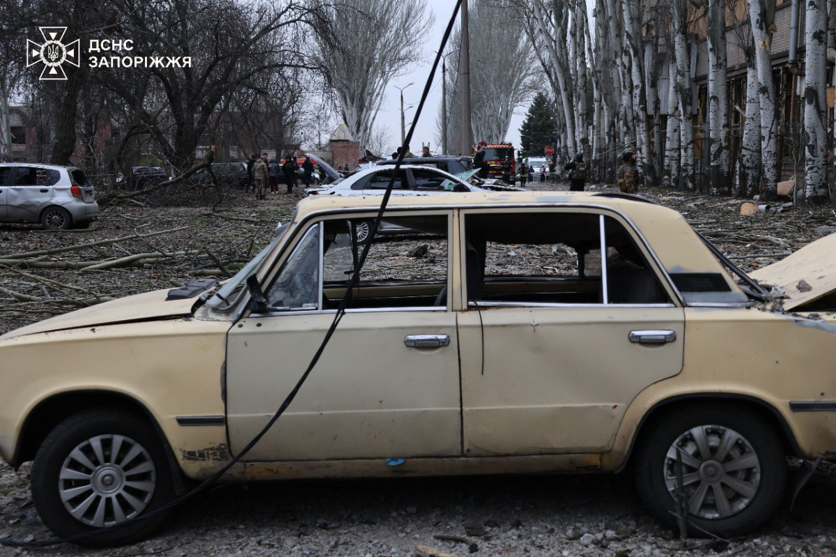 У Запоріжжі завершили аварійно-рятувальні роботи на місцях прильотів - фото наслідків авіаудару 8 грудня