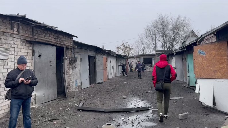 "Не залишилося ні гаража, ні авто" - очевидці розповіли про наслідки удару КАБами по Космічному району Запоріжжя (фото)