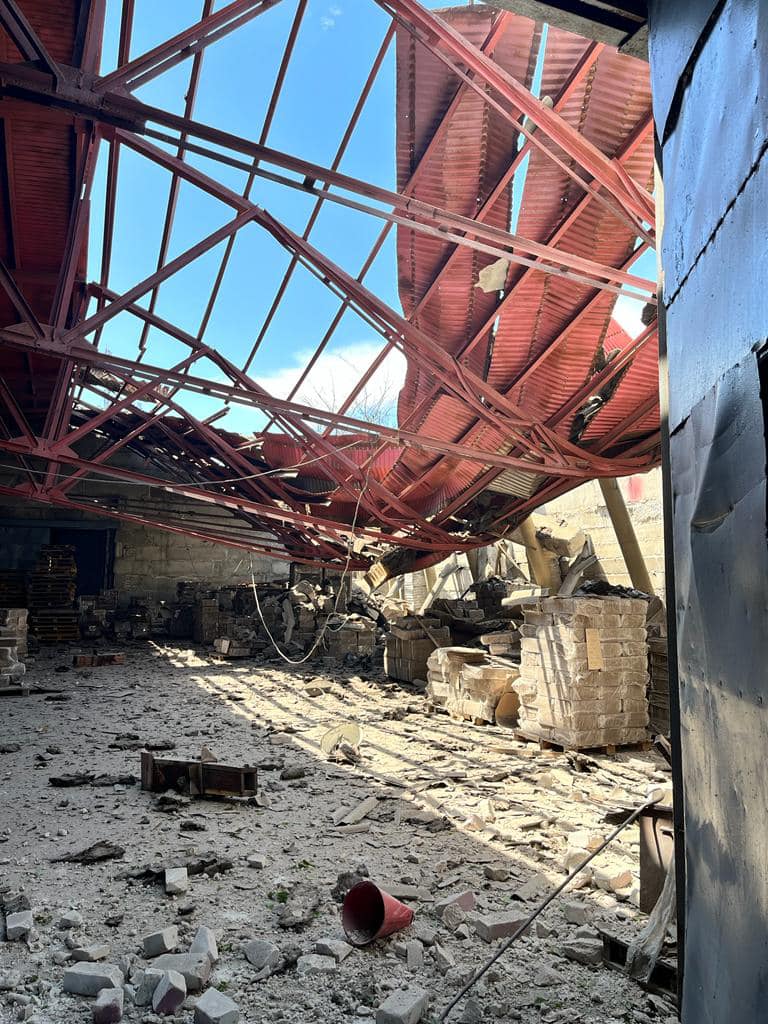 Ворог вдруге за день вдарив по селищу Запорізького району - зруйновано підприємство: фото, відео 