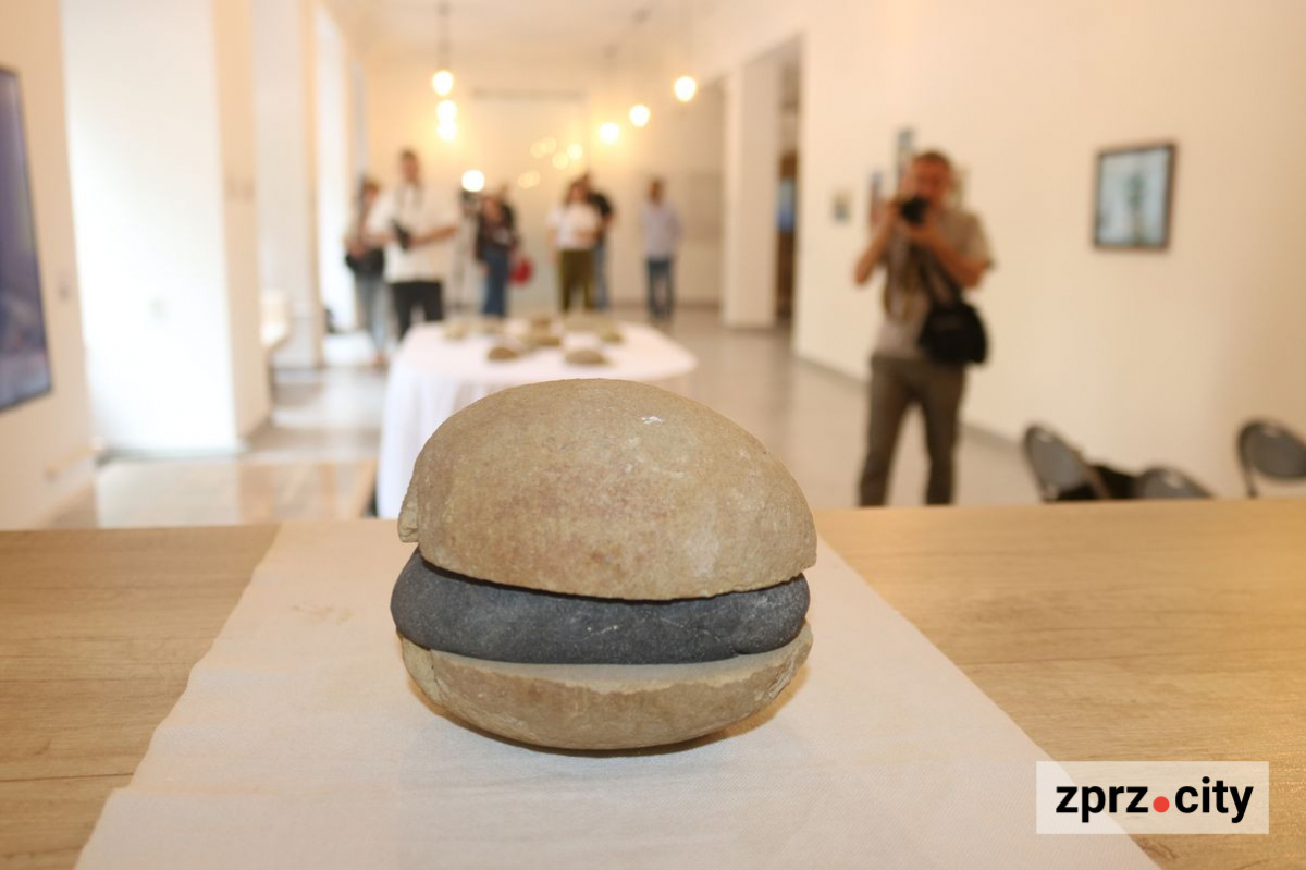 У Запоріжжі показали кам'яні паляниці та тривожні вишивки художниці Жанни Кадирової - фото