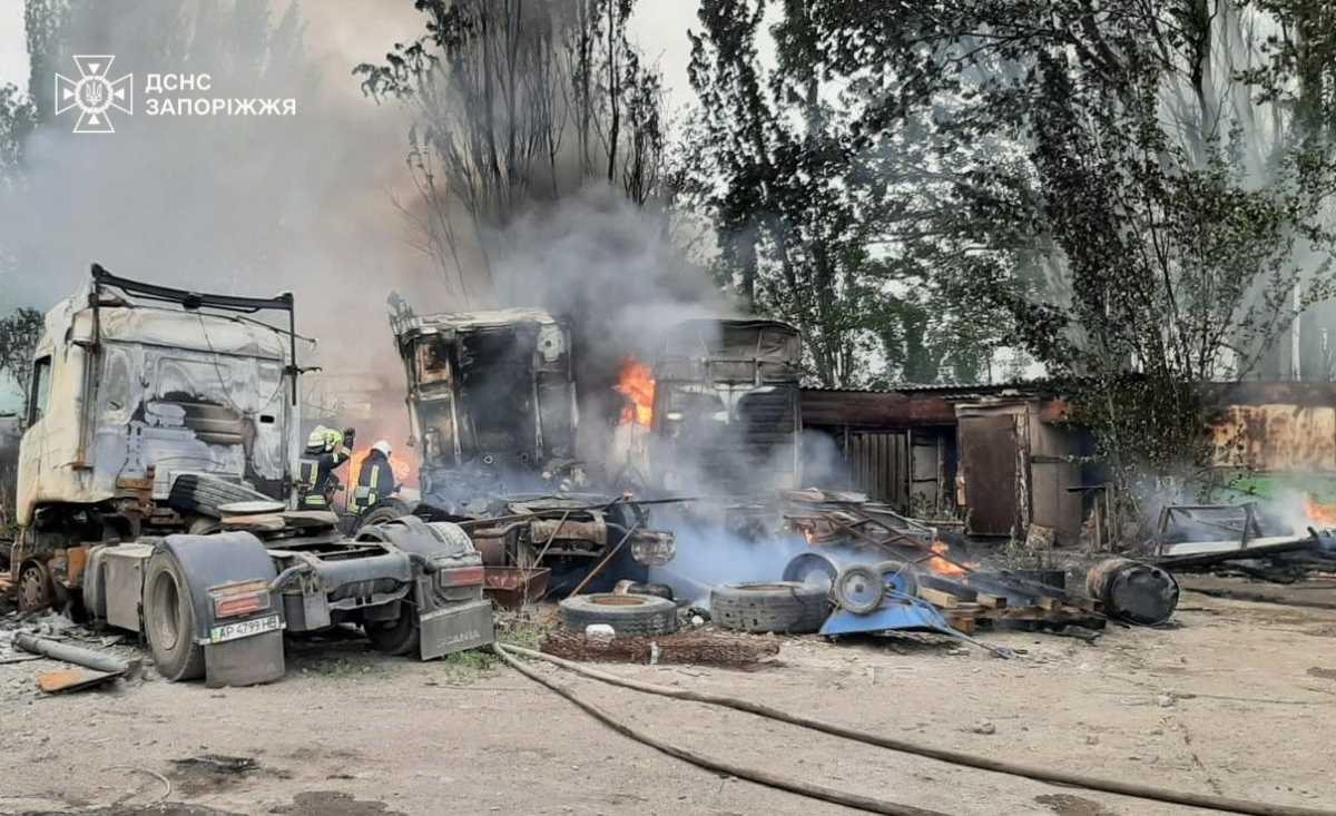 Горіли діжки та вантажівки - в одному з районів Запоріжжя рятувальники приборкали масштабну пожежу (фото, відео)