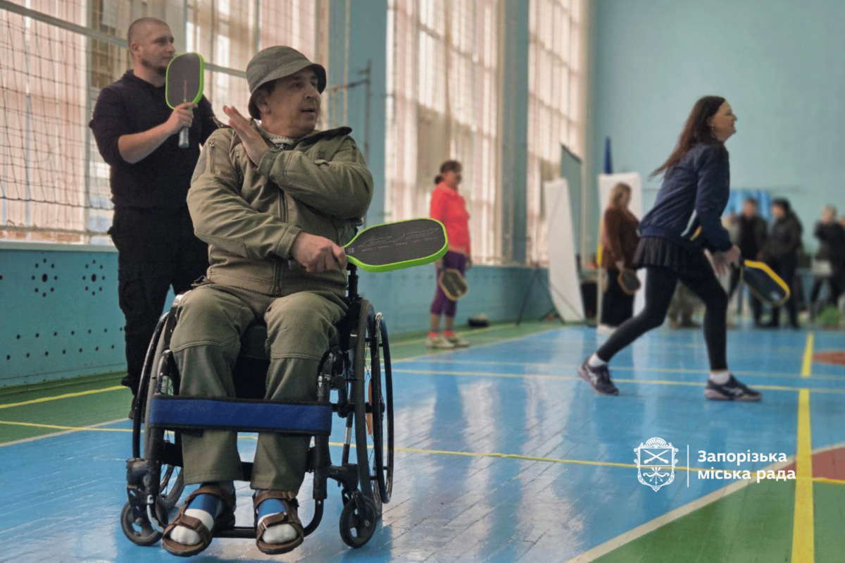 У Запоріжжі освоюють піклбол - як новий спорт допомагає ветеранам повертатися до життя (фото)