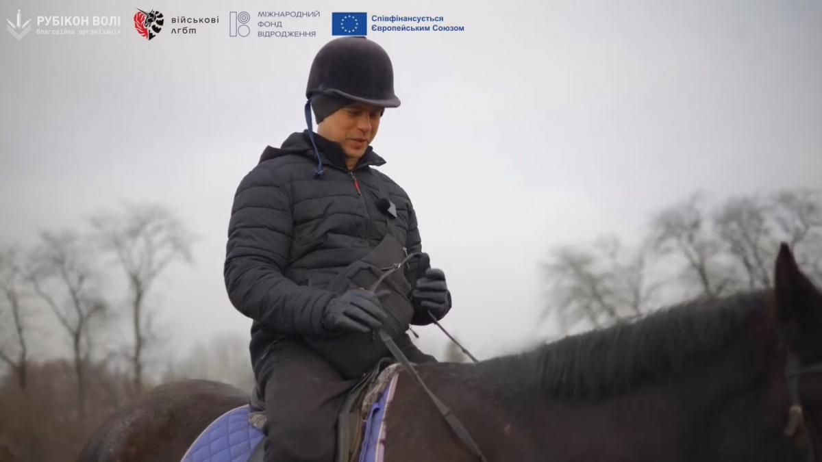 Ветерани на конях: у Запоріжжі благодійники запустили проєкт відновлювальних занять з іпотерапії (відео)