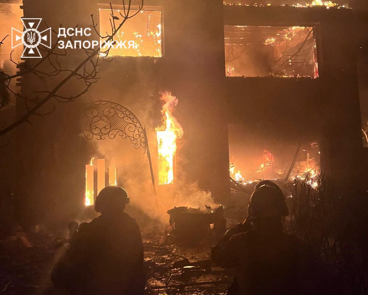 "Прям в будинок влетіло" - у Запоріжжі приватний будинок гасили всю ніч (фото, відео)