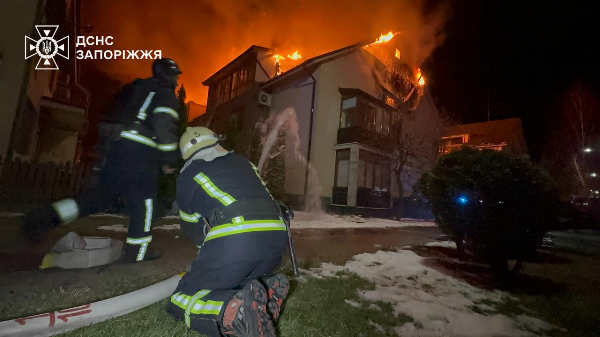 Поранено жінку, двох людей врятовано - у Запоріжжі під час атаки російських дронів спалахнув дах будинку (фото, відео)