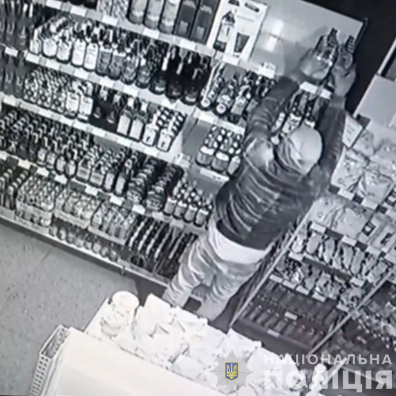 Вибив двері супермаркету та викрав 60 літрів алкоголю – у Запоріжжі затримали чоловіка