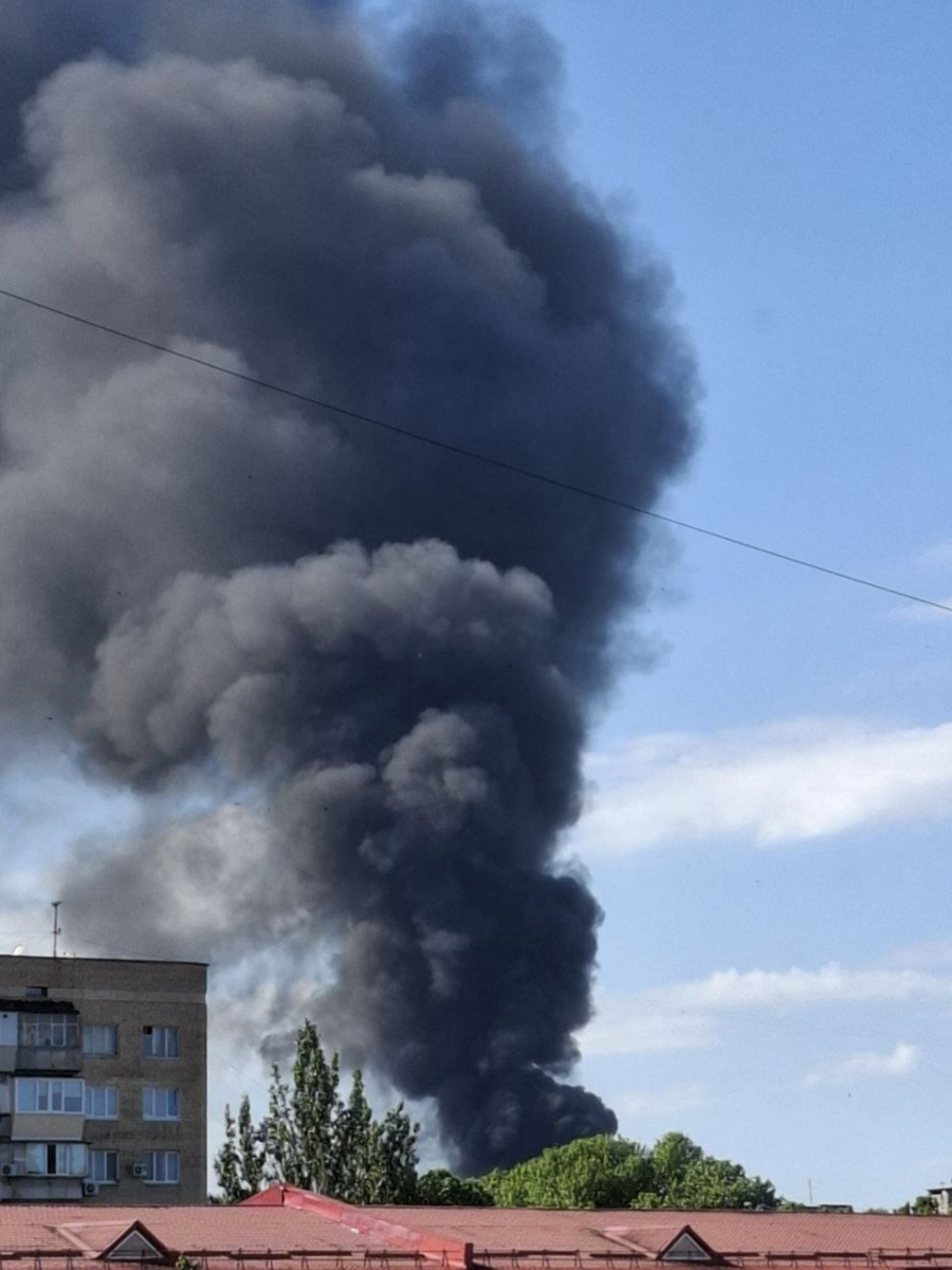 Ранковий обстріл росіян по Запоріжжю спричинив масштабну пожежу на об'єкті інфраструктури (фото)
