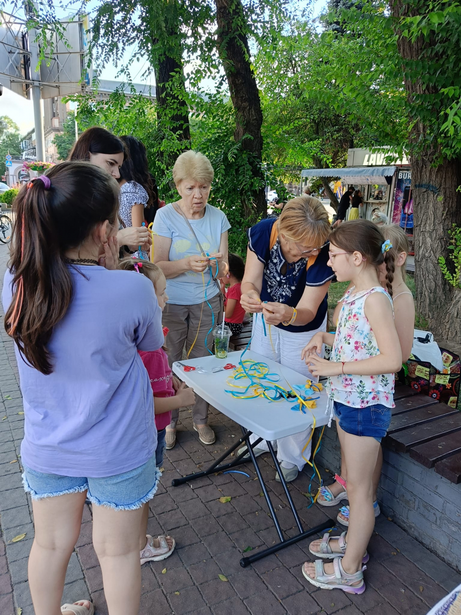 Запорізькі берегині влаштували патріотичну виставку у центрі міста - фото