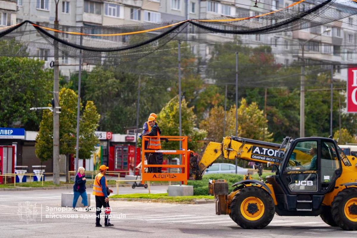 : У Запоріжжі встановлюють антидронові сітки на вулиці Чумаченка, фото: ЗОВА