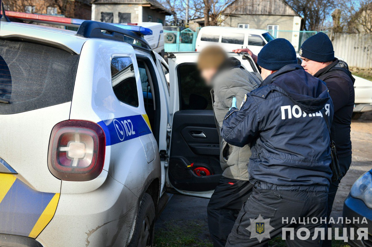 У Запорізькому районі чоловік зарізав знайомого, а свідок злочину погрожував поліцейським гранатою