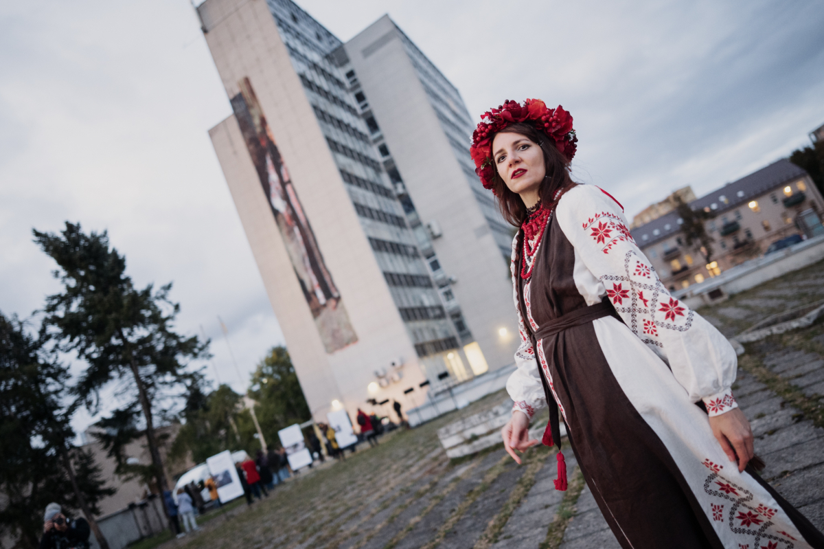 У столиці Литви відкрили мурал "Незламна" із зображенням запорізької волонтерки - подробиці