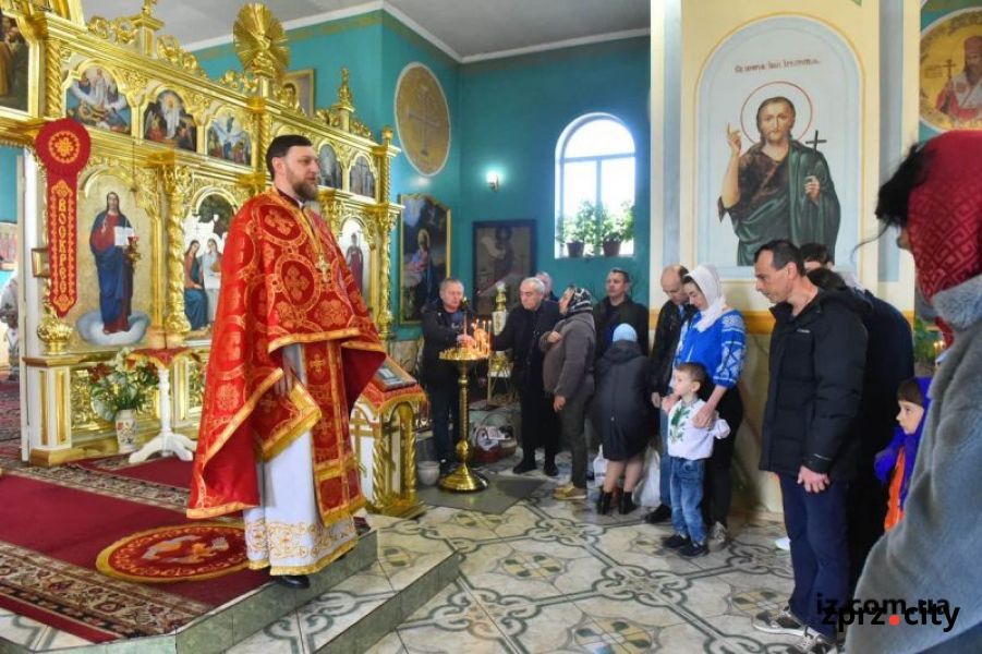 Запоріжці на Великдень йдуть до храмів слухати Боже слово та святити пасхальну їжу