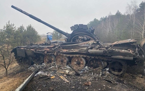 Перетворився на металобрухт: на Запорізькому напрямку знищили російський танк - відео