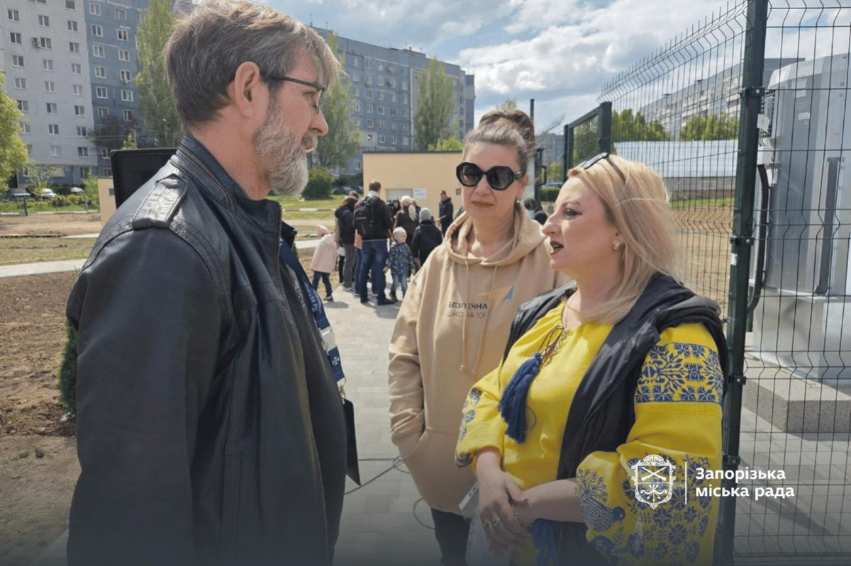 Алея Слави для 22 Героїв: у Запоріжжі висадили туї на пам'ять про полеглих учнів і батьків гімназії (фото)