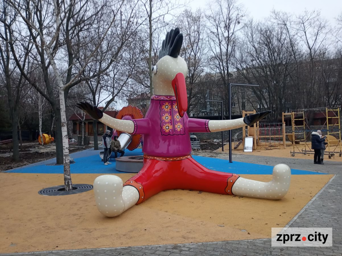 В одному із запорізьких скверів відкриють майданчик з фігурами фантастичних звірів - фоторепортаж