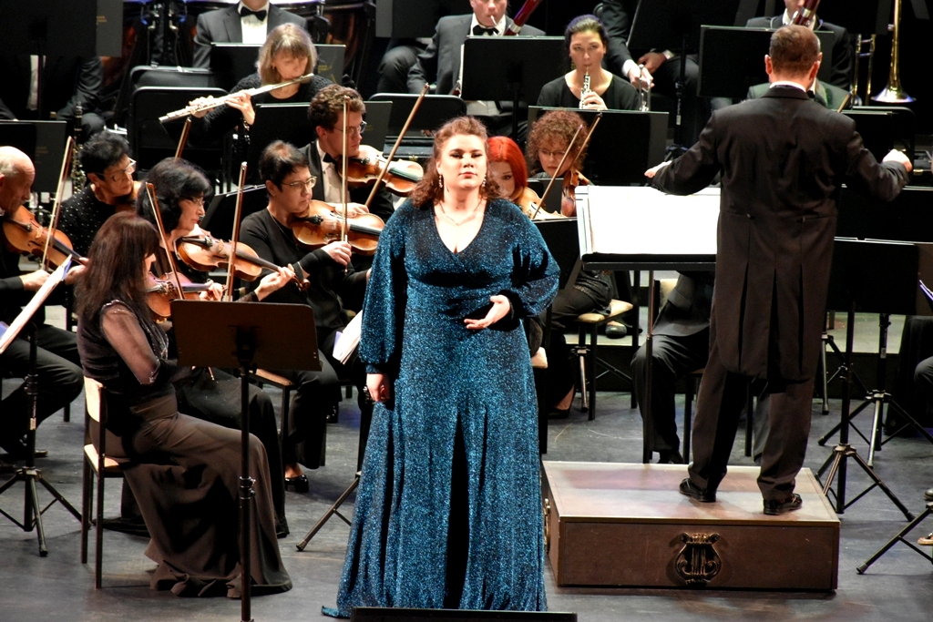 У Запоріжжі зірки оперної сцени виступили з відомим симфонічним оркестром - фото