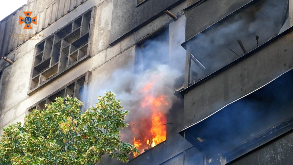 Внаслідок ворожих обстрілів у Запорізькій області сталась масштабна пожежа: її гасили понад 16 годин