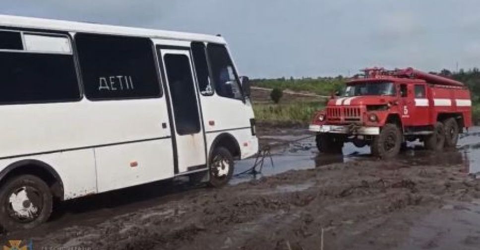 На розмитій "дорозі життя" у Запорізькій області рятувальники продовжують звільняли автівки та автобуси з пастки