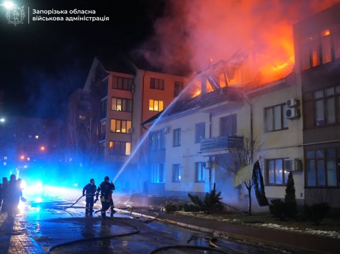 Поранено жінку, двох людей врятовано - у Запоріжжі під час атаки російських дронів спалахнув дах будинку (фото, відео)