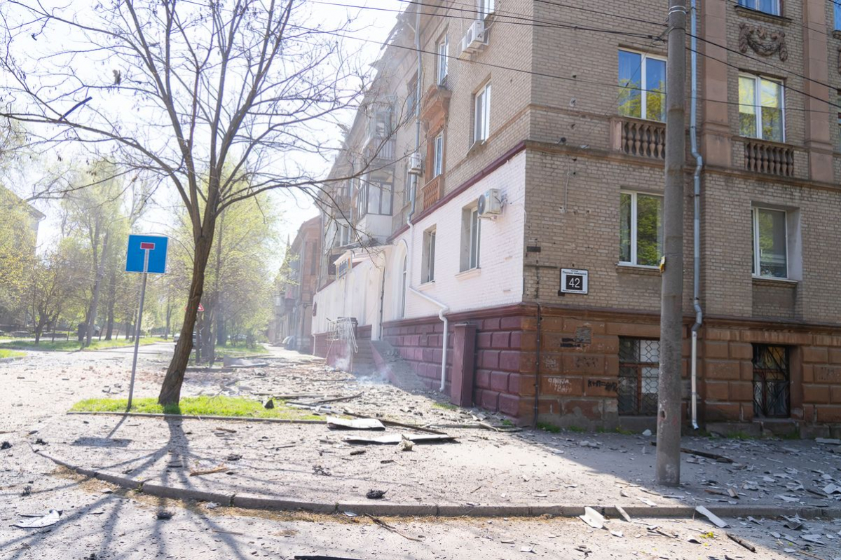 "Мурахи по шкірі, на очах сльози": що розповідають свідки ворожих обстрілів Запоріжжя 17 квітня (відео)