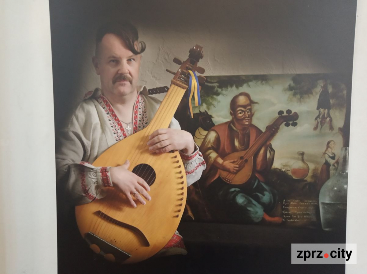 Перетворив людей на скульптури та на історичні постаті – у Запоріжжі відкрили виставку відомого українського фотохудожника