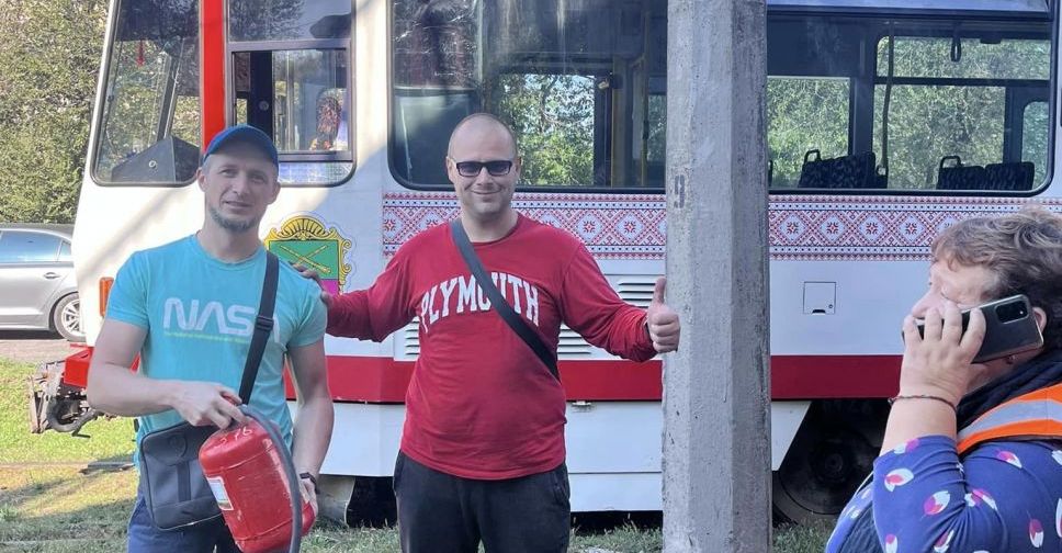 У Запоріжжі два хлопця допомогли загасити палаючий трамвай