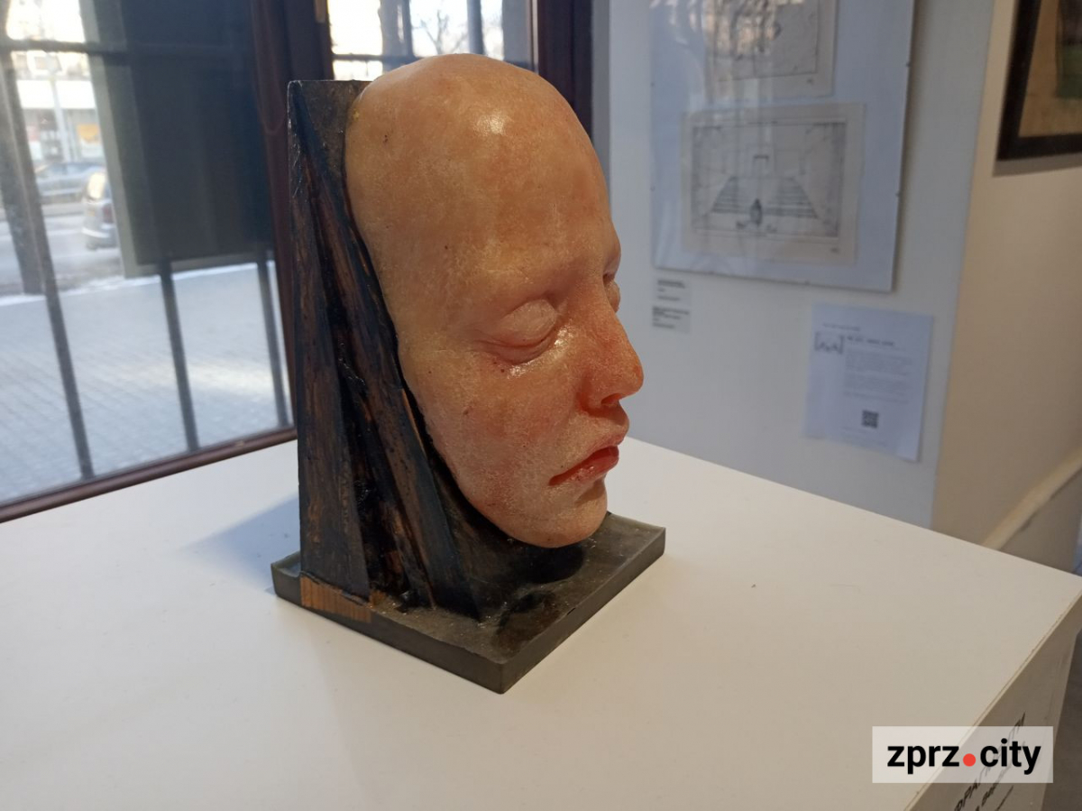 "Мені здавалася прикольною думка прикрашати тіло частинами тіла": у Запоріжжі побувала художниця, чиї скульптури можуть зачарувати і шокувати (фото)