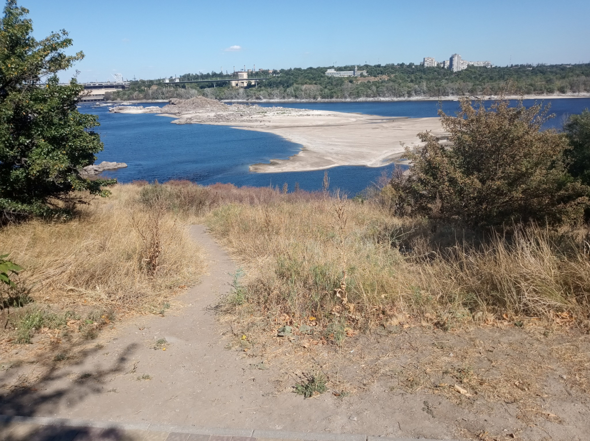 У Запоріжжі через різке підняття рівня у Дніпрі води жінка та підліток опинились у пастці посеред ріки - відео