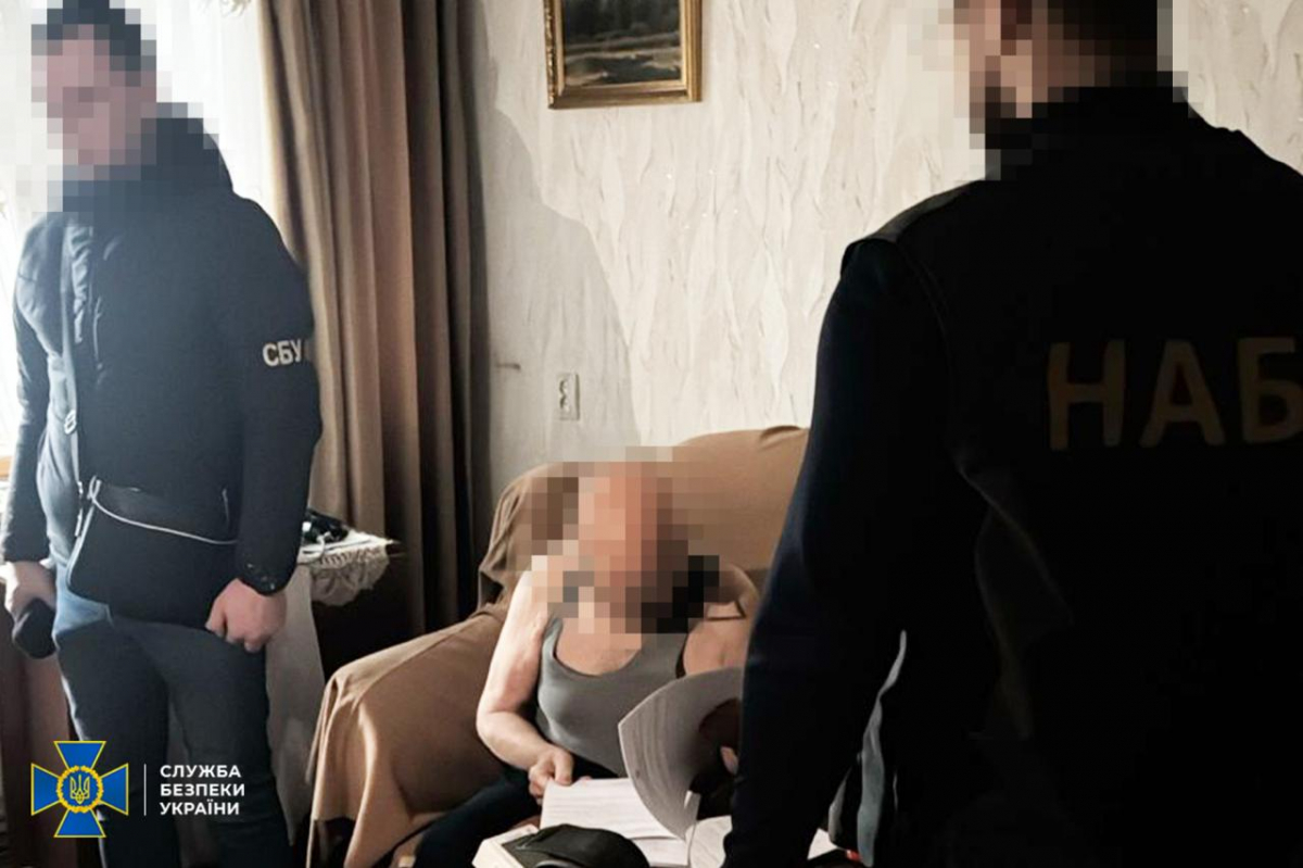 Розкрадали мільйони на бронезахисті для танків - у Запоріжжі викрили керівництво оборонного заводу