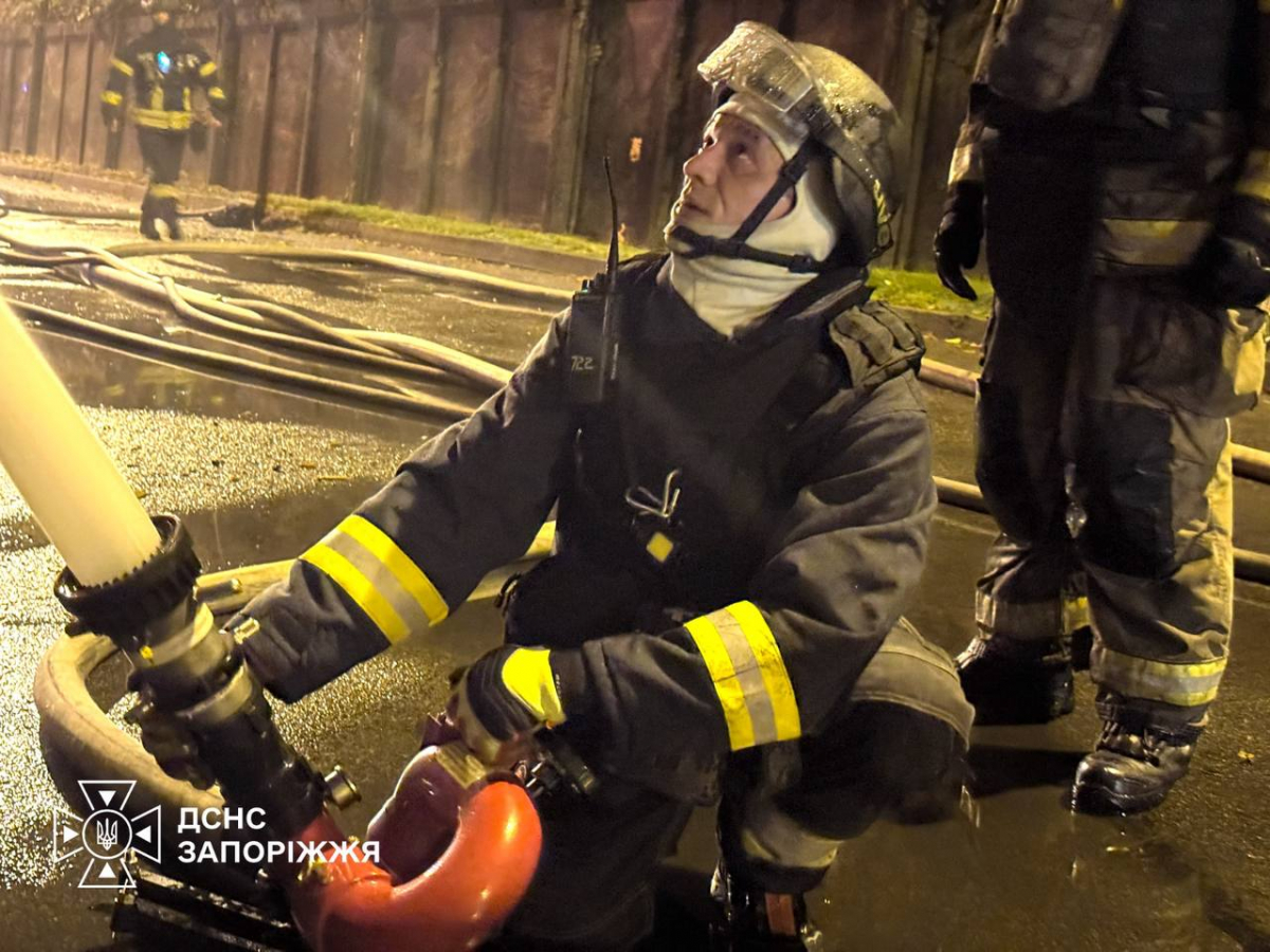 На підприємстві спалахнула масштабна пожежа: росіяни атакували Запоріжжя безпілотником (фото, відео)