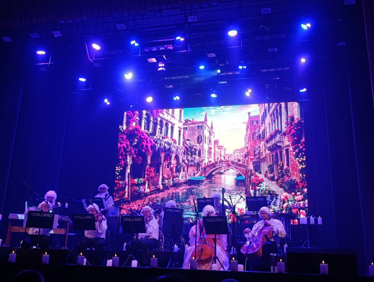 Свічки, перуки і рок-ритми: філармонія подарувала запоріжцям магію музики та венеційських образів (фото)