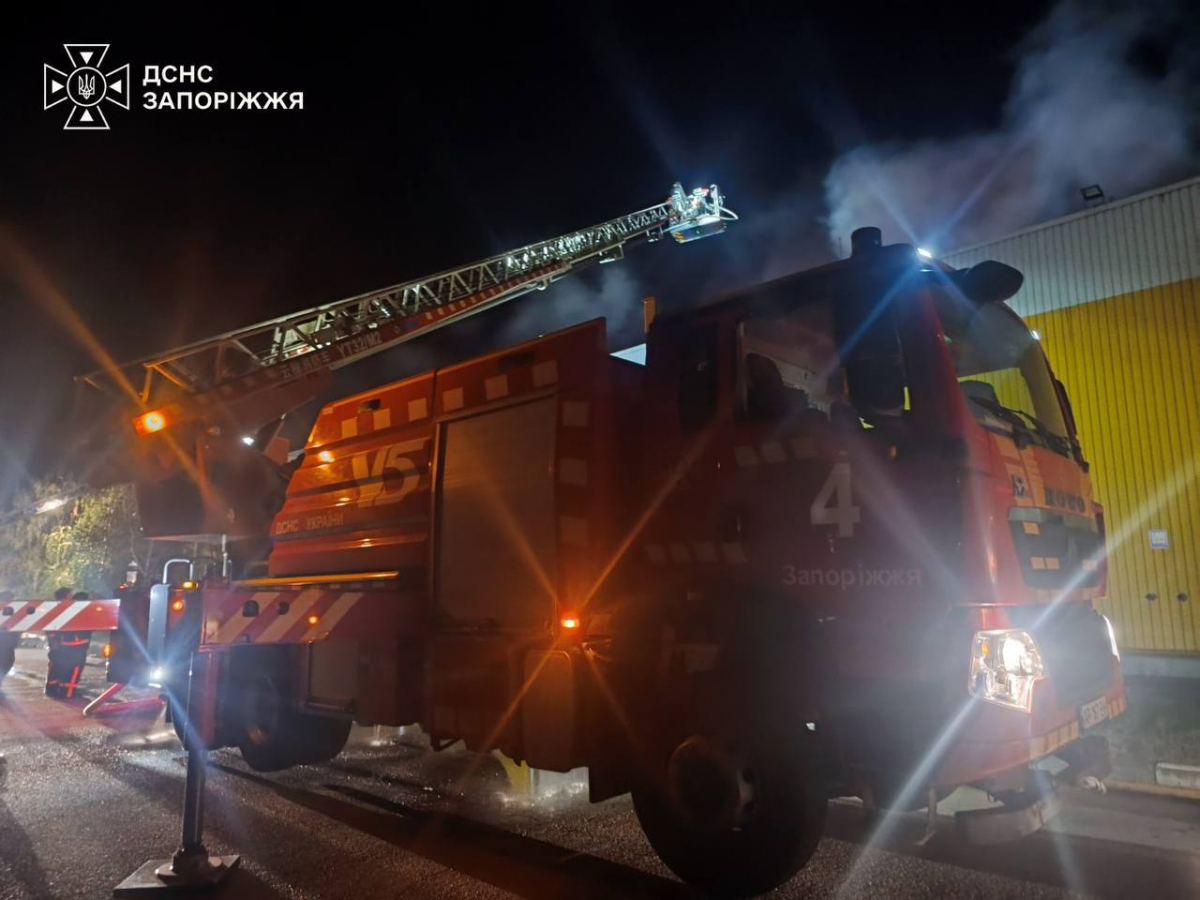 У Запоріжжі російський удар спричинив масштабну пожежу в "Амсторі": є поранені (фото, відео) 