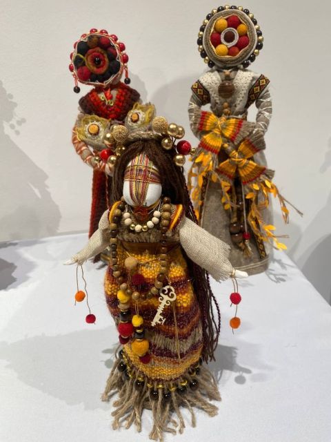 Українські пісні ожили у вишивці: у Запоріжжі відкрилася виставка писанок, рушників, мотанок (фото)