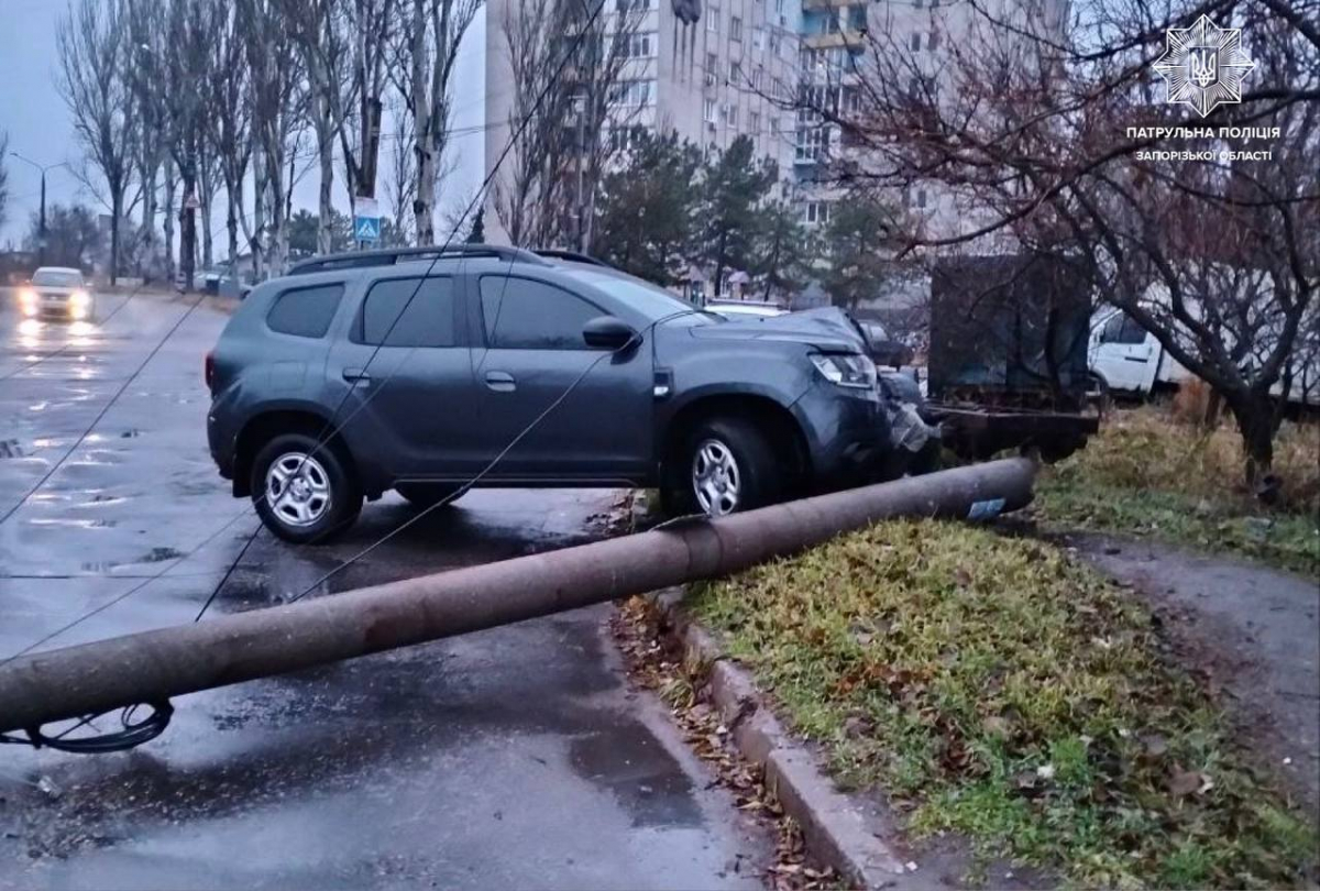 Втратив контроль та врізався в електроопору – у Запоріжжі сталася аварія