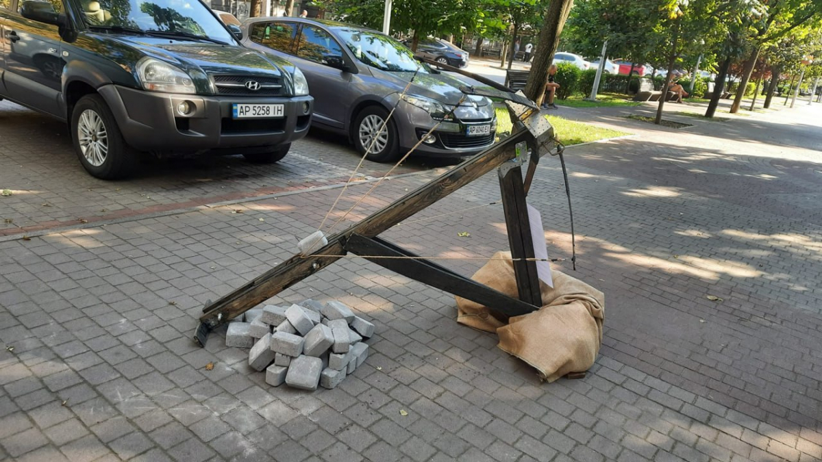 Катапульта, що стріляє бруківкою: в центрі Запоріжжя з'явилася незвичайна інсталяція - фото