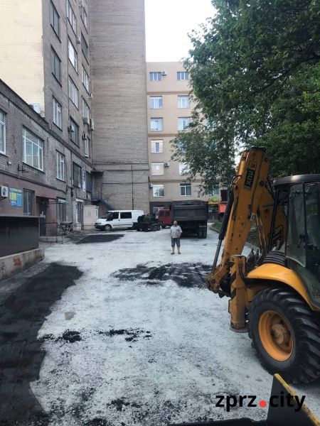 У центрі Запоріжжя розпочали великий ремонт розбитої внутрішньоквартальної дороги