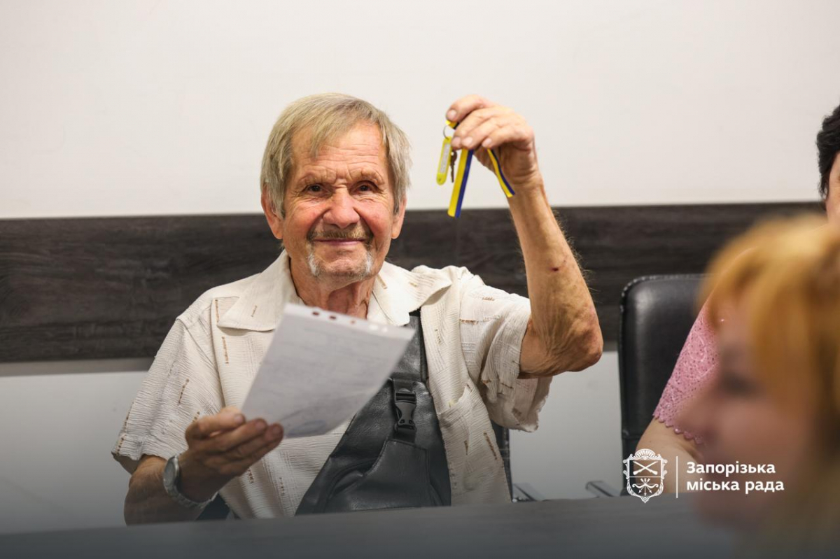 В Запоріжжі вісім родин  отримали нові квартири замість аварійного житла
