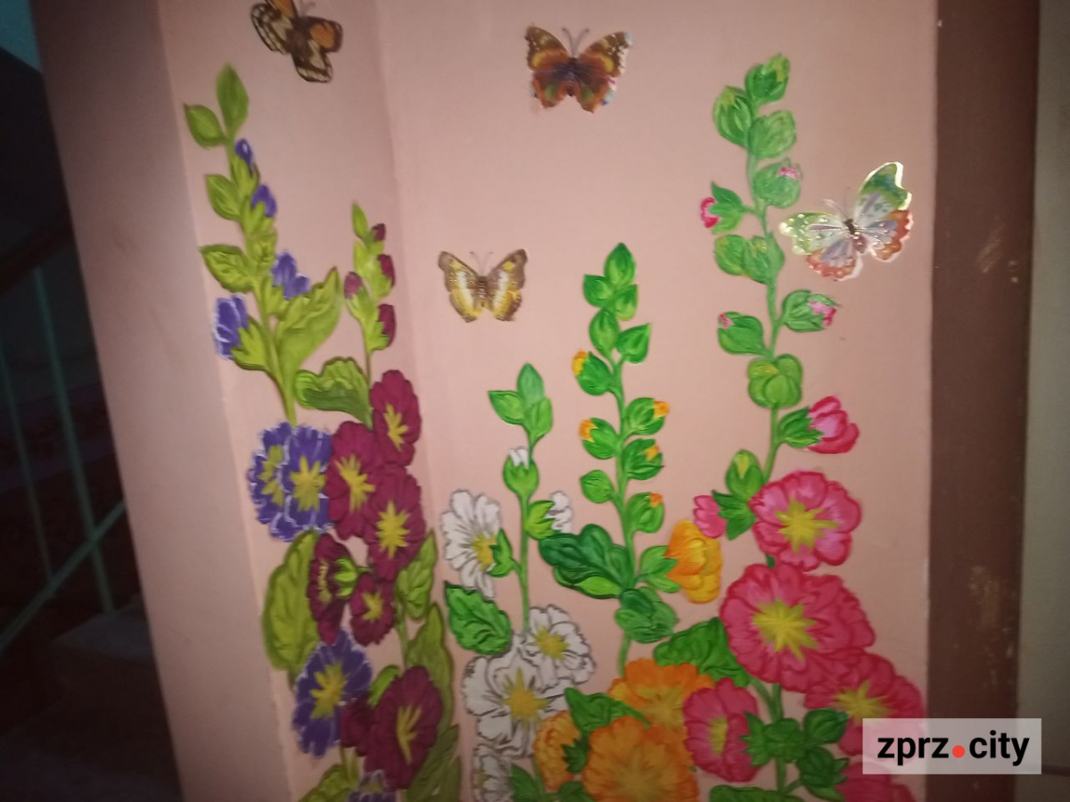 Стало відомо, хто прикрасив запорізьку багатоповерхівку розписами в стилі Марії Примаченко - фото