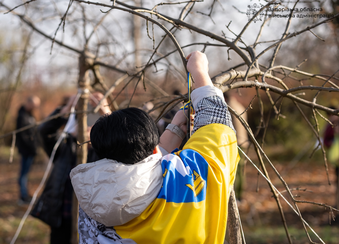 У Запоріжжі на Хортиці вшанували полеглих Героїв — у "Парку Честі" висадили сотні молодих дерев пам’яті (фото, відео)