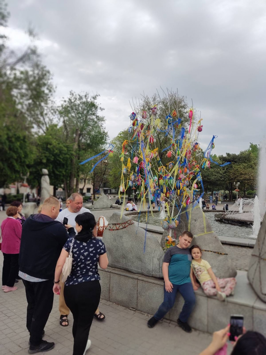 На площі в центрі Запоріжжя з'явилося великоднє дерево з вишиваними писанками (фото)
