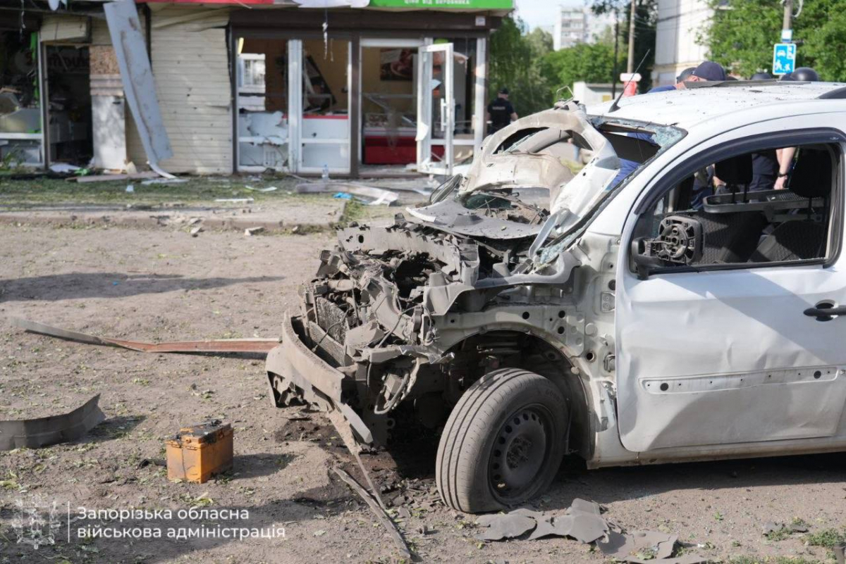 Кількість поранених збільшилась: що відбувається на місці ворожого удару по зупинці у Запоріжжі - фото
