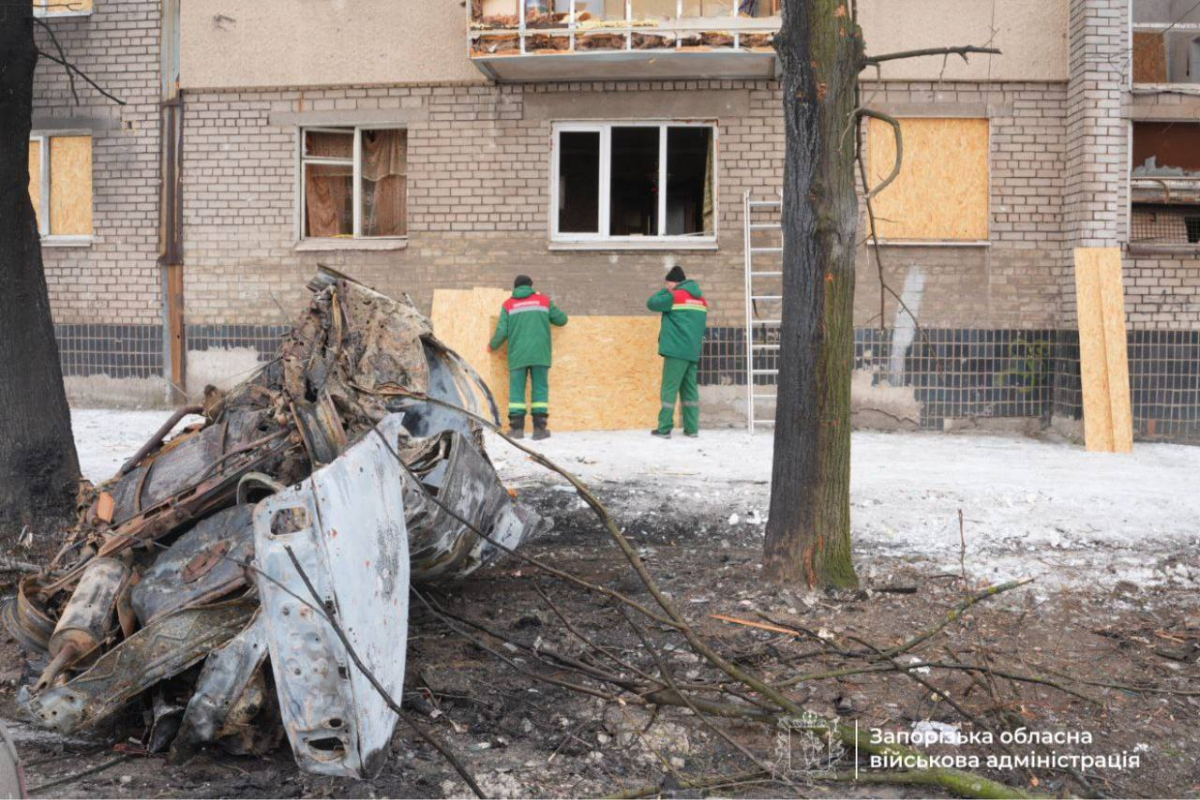 Росіяни атакували Запоріжжя в новорічну ніч — першочергові роботи з ліквідації наслідків удару завершені (фото)