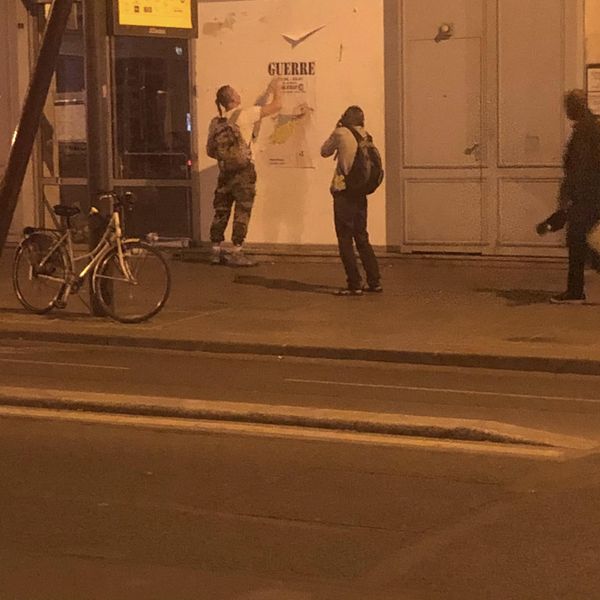 У Запоріжжі відкриють антивоєнну виставку плакатів, які показали у Парижі