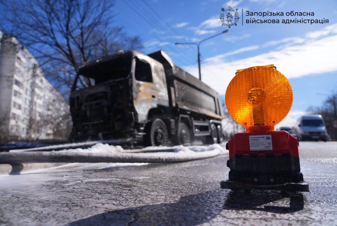 Росіяни вдарили дроном по вантажівці на шосе — у спальному районі Запоріжжя спалахнула пожежа (фото, відео)