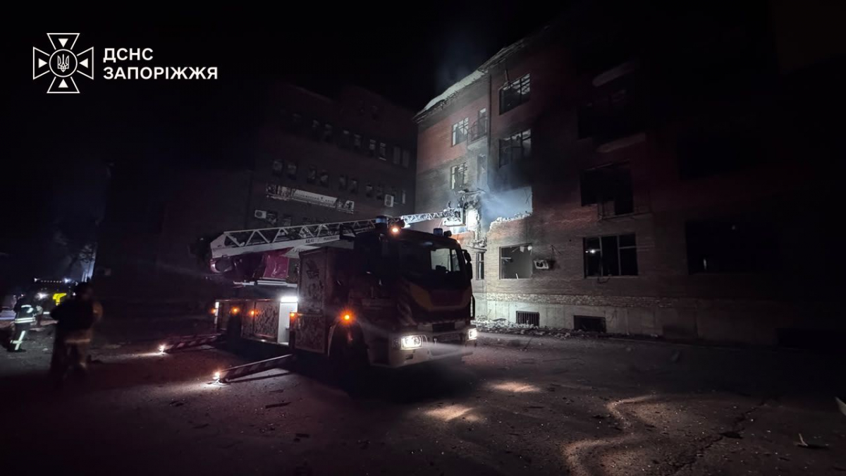 Вночі вдарили БпЛА, на світанку скинули КАБ: росіяни атакували Запоріжжя - є загиблий і поранені (фото, відео)