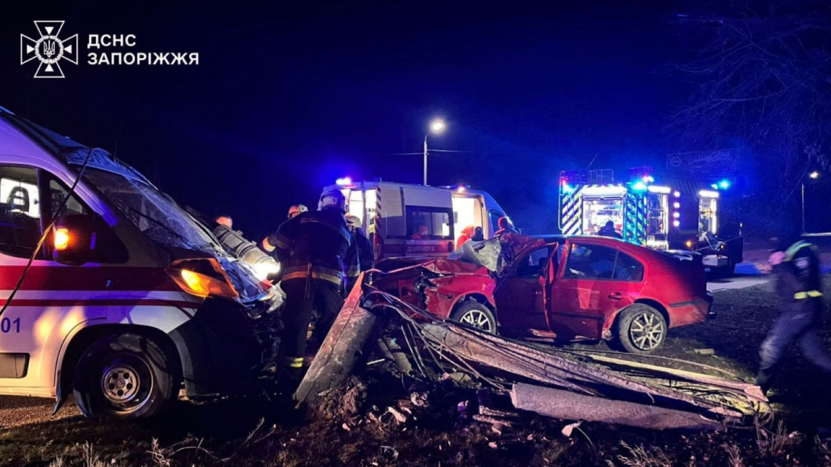 У Запоріжжі автомобіль врізався в швидку і в стовп - наслідки жахливої аварії на Прибережній автомагістралі (фото)